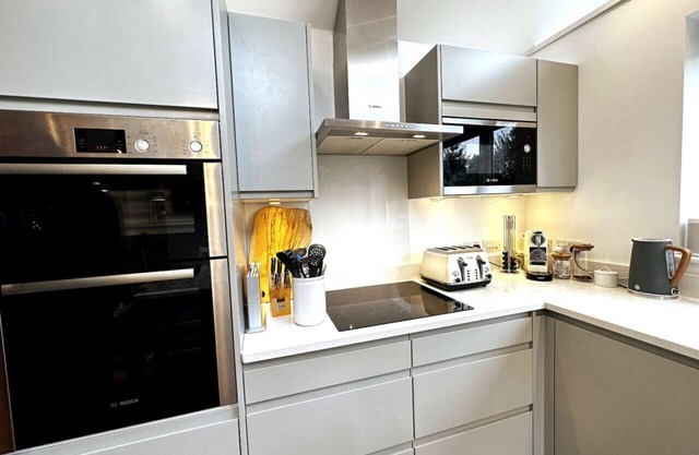 Aldrich Villa, 5-Bed Luxury House, Oxford, Parking