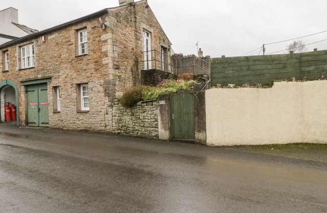ALE COTTAGE, pet friendly, character holiday cottage in Ireby