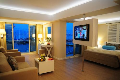 Yacht Hotel 