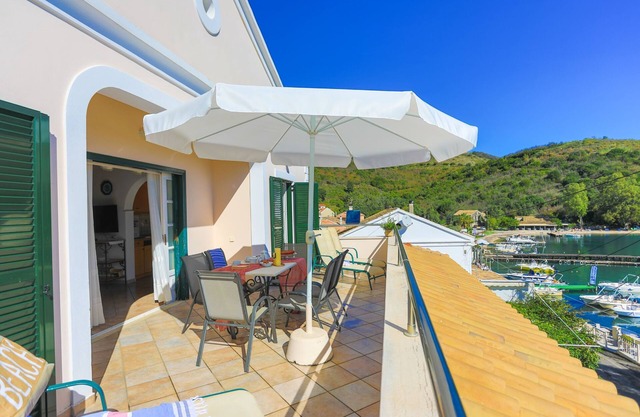 Alexandra Bay Front: Sea Views, WiFi, A/C, Sleeps 6