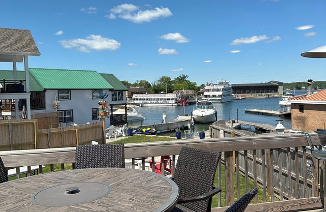 Alexandria Bay, Schooner’s on the Bay, perfect Walk to everything, on the water