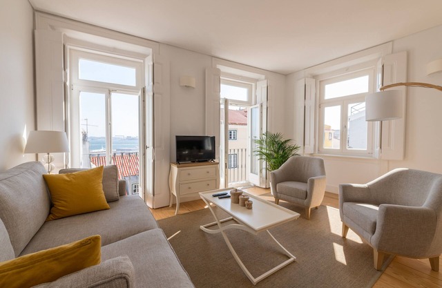 Alfama by the cathedral 3BR+2Bath+elevator