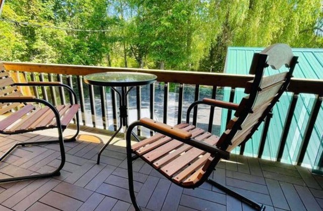 Alisha Lakefront Cottage