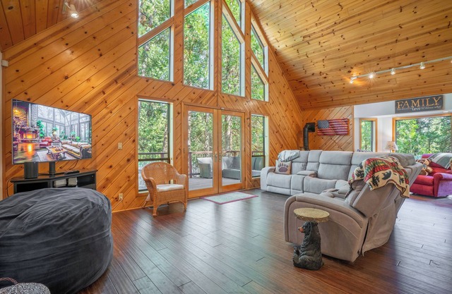 All A-bear-ican ~ with Pool Access & A/C!