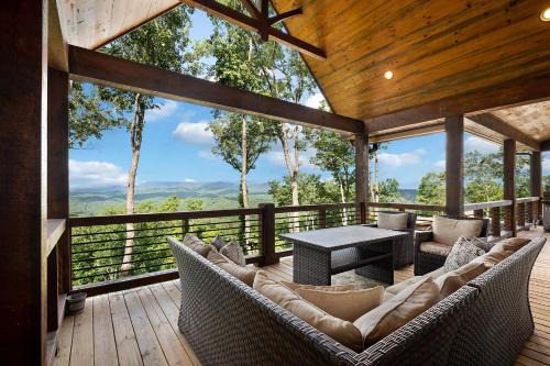 All Decked Out - Blue Ridge Heights - Luxury, Pet-friendly, Hot Tub, Spacious Deck, Mountain Views, 5 minutes to Downtown - Blue