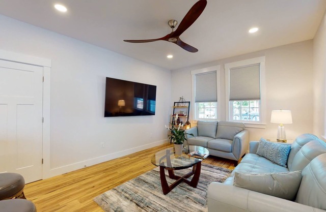 All new 2BR 1BA w/King bed-Fast Wi-Fi 75" OLED TV - 15 minute walk to Riverwalk