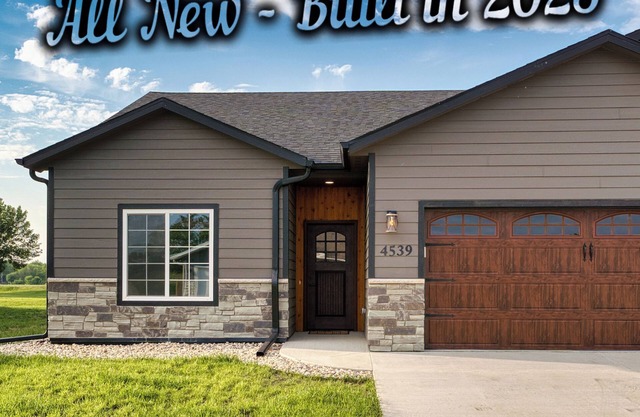 ALL NEW in Sioux Falls WHY Stay in a MOTEL! 2 BEAUTIFUl bed sleep seven home
