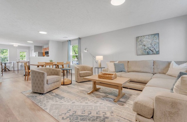 All on One Level | Big Sofa, Clean & Quiet Stay