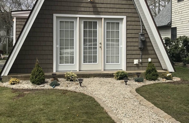 All Season Rental ! Renovated; 5 min.Walk to Scarborough beach!