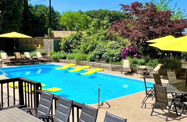 ALLEGAN FIELDS Sleeps 24, Pool, HotTub, Fireplace, Fire Pit, PingPong, Billiards