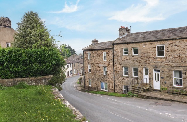 ALMA HOUSE, pet friendly, character holiday cottage in Reeth