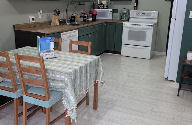 Almaguin Hideaway Retreat: Rustic and chic 1-bedroom house. Downtown South River