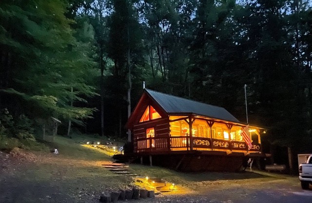 Almost Heaven. beautiful, private, quiet, log cabin nestled in the mountains.