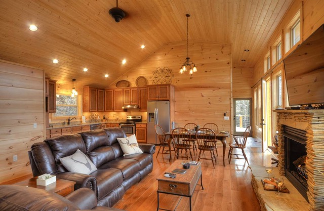 Almost Heaven - Free Brewery Tour Amazing patio w/ Fire Pit Home Theater