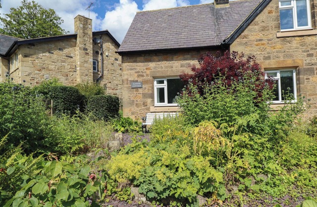ALNSIDE COTTAGE, family friendly, with open fire in Alnmouth