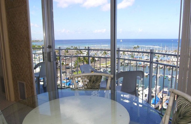 Aloha Condos, Ilikai Marina, Condo 1190, Oceanfront, AC