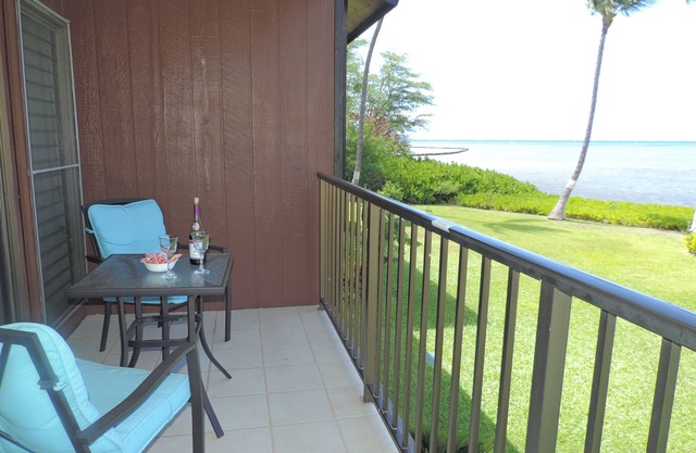 ALOHA OceanFront Condo w.A/C, Molokai, Hawaii Watch whales Dec-April.