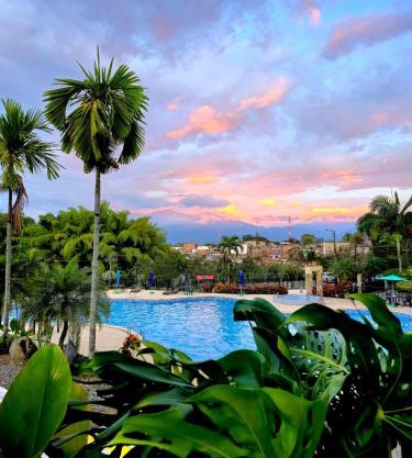 Alojamiento Familiar para 40 - Con 4 Piscinas - 3 Jacuzzi - Sauna - By Molca Travel
