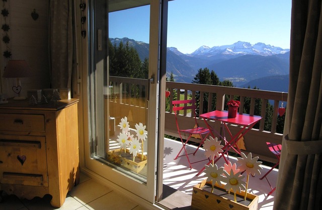 Alpages de Bisanne, Luxuary apartment with magnificient view of the surrounding mountains, heated indoor swimming-pool.