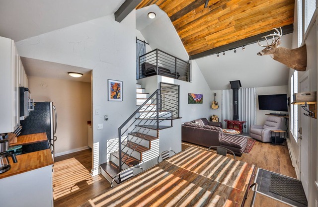 Alpine Cabin: Hot Tub, Steam Shower & Nearby Skiing