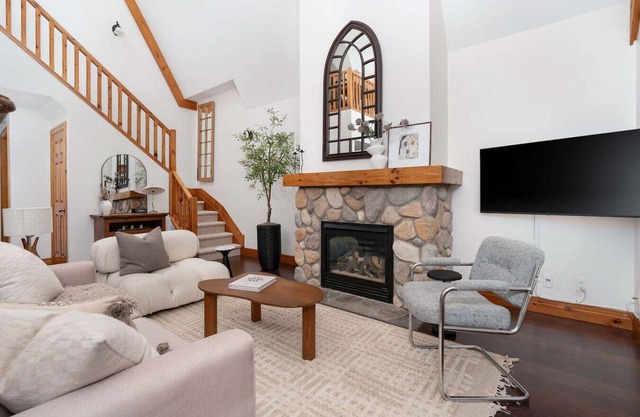 Alpine Chic: Mountain Views + Free Shuttle to Village!