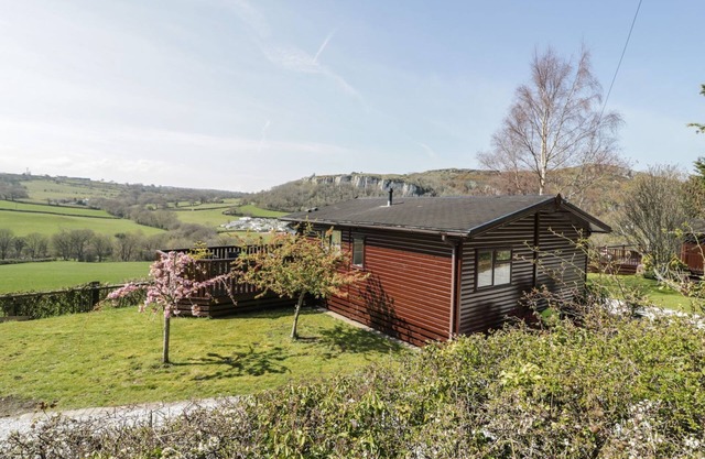 ALPINE LODGE, family friendly, with a garden in Rhyd-Y-Foel