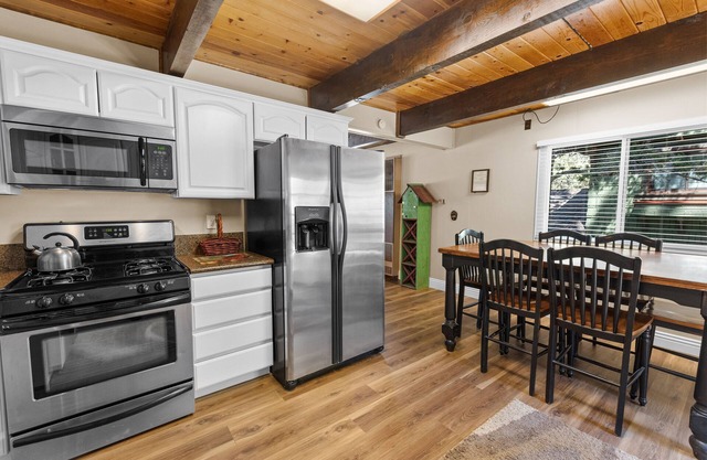 Alpine Oasis - Smart TV, Large Deck, BBQ, Fenced Yard