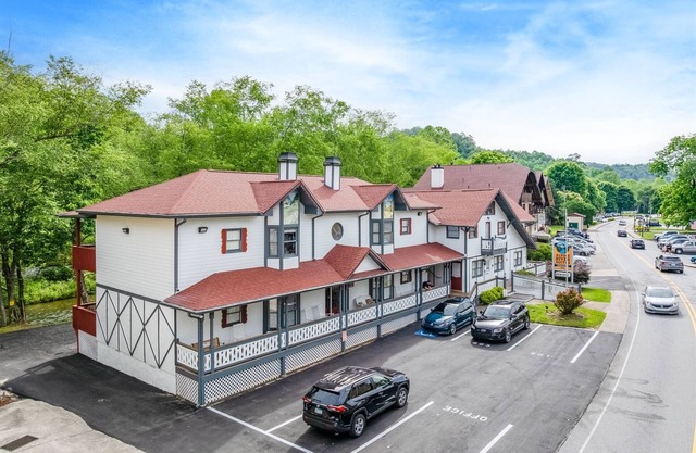 Alpine River Suites #503 - Cozy 50's Themed Condo Overlooking River in Downtown