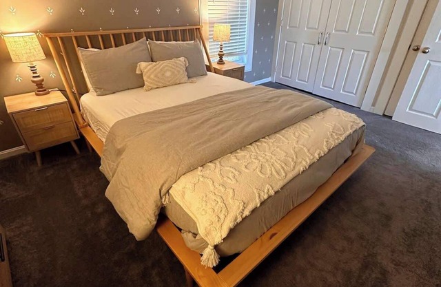 Alpine Suite: Walk to Lake Sunapee and Restaurants