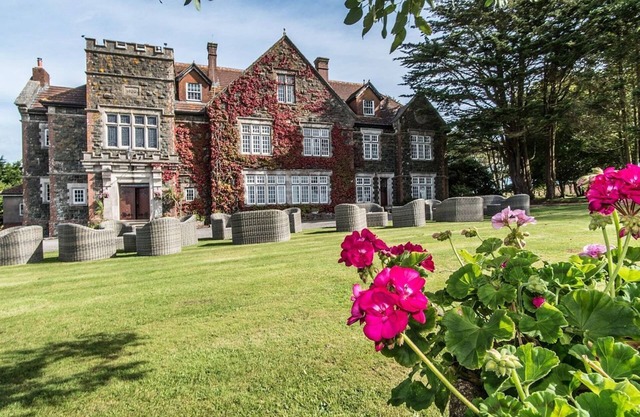 ALSTON HALL, pet friendly, with pool in Battisborough Cross