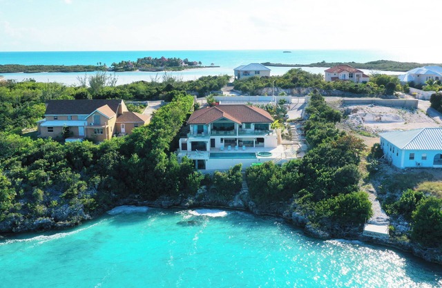 Alta Bella - Oceanfront Resort Villa & Nordic Spa