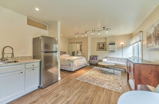 "Alta Mesa Oaks" 5 min to downtown Monterey-Beach Private studio WiFi-TV