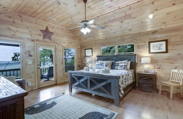 Altitude Adjustment-2 Firelit Decks, Big Mountain Views, Billiards & King Suites