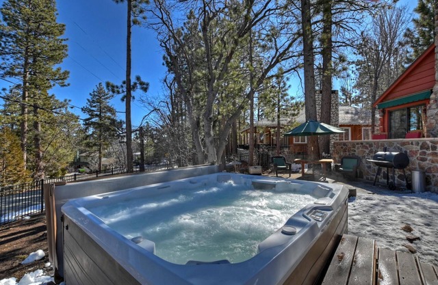 Altitude Escape By Destination Big Bear: Spa! Close to the Lake, Marinas and Village! Fenced Yard! Pet Friendly!