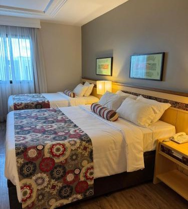 Alto Padrão - Cama Queen e Viuvão no Hotel Let's Idea