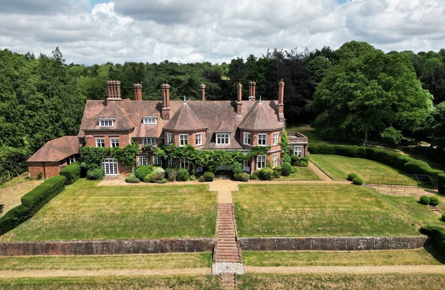 Alward House by Group Retreats - a house that sleeps 35 guests in 12 bedrooms