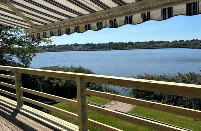 Always clean water view 3-BR Waterfront house in Bonnet Shores Narragansett.