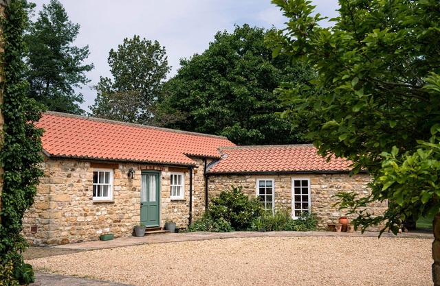 ALWENT MILL, family friendly, character holiday cottage in Staindrop