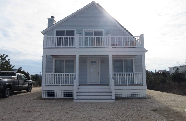 Amagansett Beach House-Walk to Ocean and Bay-4bdr-2 1/2bath-Sleeps 9