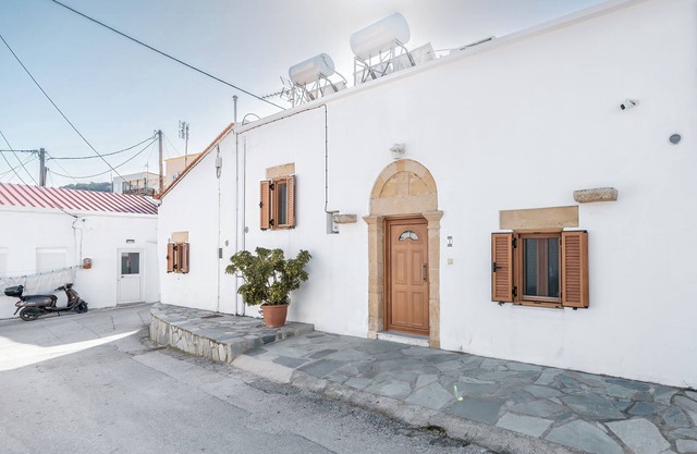 Amalia's Traditional Home In Paradisi