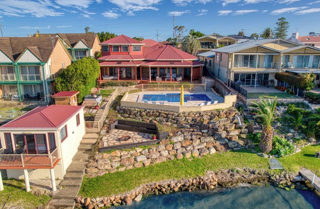 AMARA - Toukley lake Front, 10 min drive to beach, sleeps 28
