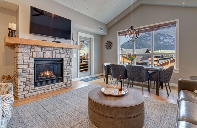 Amazing 1 bedroom & Den Penthouse Suite! Vaulted!