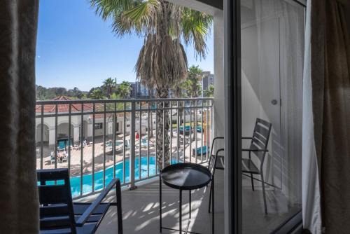 Amazing 1 Bedrooms 2 Miles from Universal