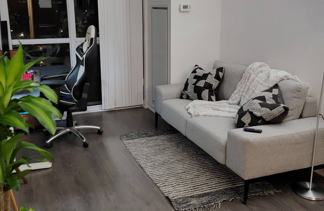 Amazing 1BDR Condo Subway Access