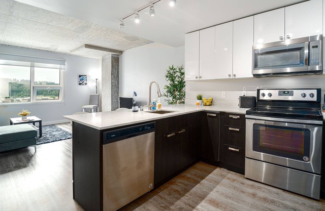 Amazing 2 Bedroom or 1 bd+office mins from airport