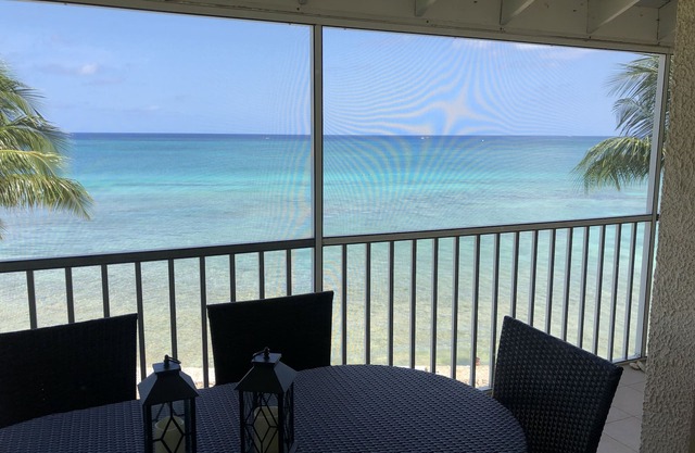 Amazing 3 bed ocean front condo, Seven Mile Beach