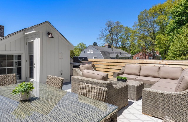 Amazing 3 Bedroom Fully Renovated, Private Roof Deck, Andovers Shawsheen Village