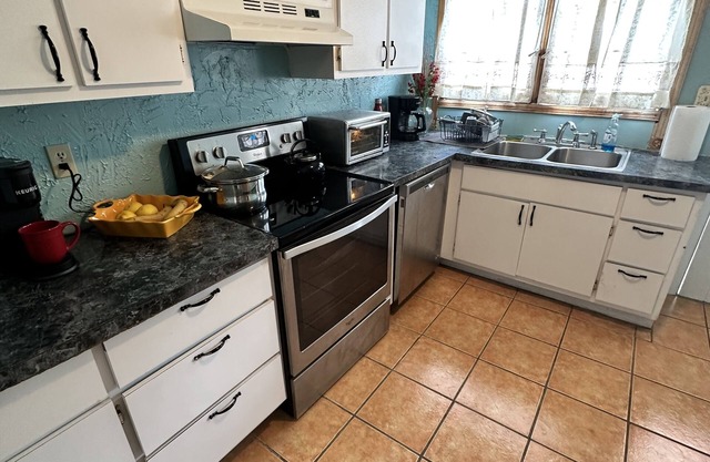 Amazing 3 bedroom house. Fully furnished. .10 minute walk to Daytona Beach.