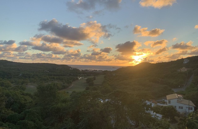 Amazing 3 BR Villa with fantastic views- 3 min from the beach!