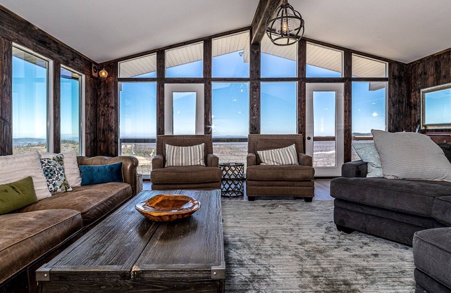 Amazing 360 mountain top views, walk to the winery, near Blue Ridge Parkway